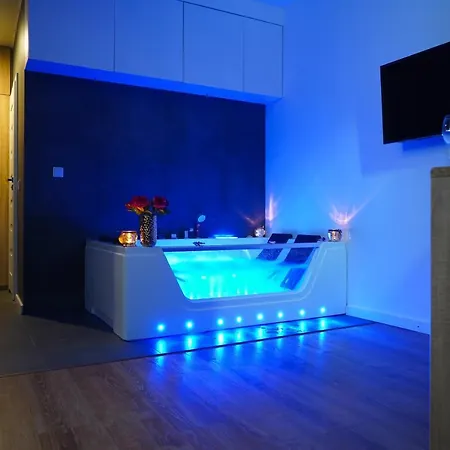 Modern Jacuzzi Apartment *